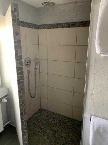 布尔Berggasthof Immenstein的浴室内带软管的淋浴