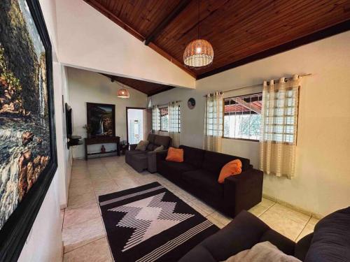 戈亚斯州上帕莱索Casa Amarela - Aconchegante e Familiar的带沙发和地毯的客厅