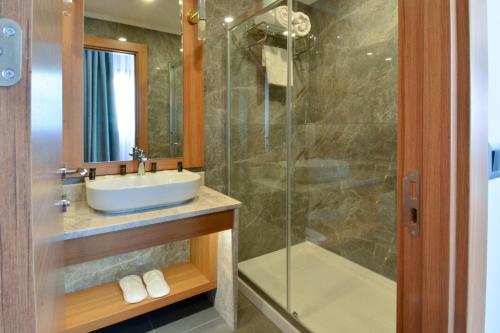 贝利克杜祖展览者酒店的一间带水槽和淋浴的浴室