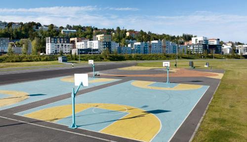 坦佩雷Viihtyisä kaksio Santalahdessa的城市里一个空的停车场,有篮球场