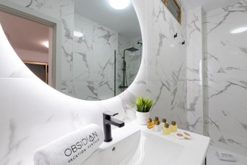 圣地亚哥港OBSIDIAN Mirador del Oceano的浴室设有白色水槽和镜子