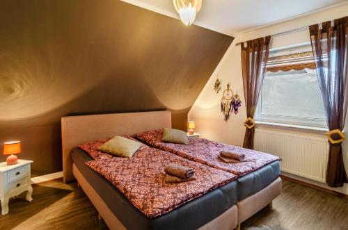 威廉港Haus mit Garten und Kamin的一间卧室设有一张床和一个窗口