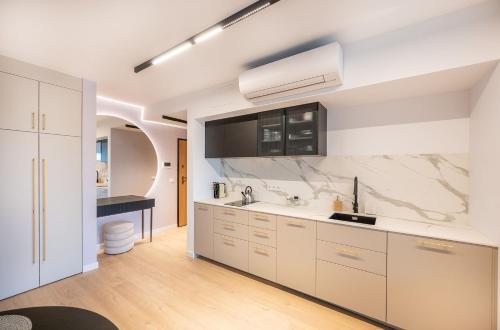 达尔沃沃Solaris 711, sea view.的厨房配有白色橱柜和水槽