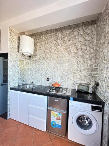 得土安Belyounech studio location de vacance的厨房配有洗衣机、洗衣机和烘干机。