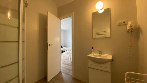 托莱多Alojamiento en el centro de Toledo的浴室设有水槽和墙上的镜子