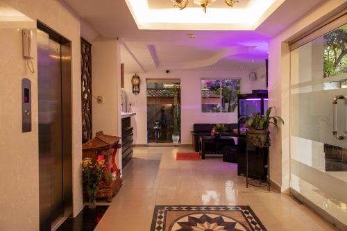 胡志明市Ngọc Châu Hotel的走廊上设有紫色照明的客厅