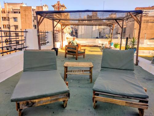 蒙得维的亚Montevideo Port Hostel的屋顶设有两张床和凉亭