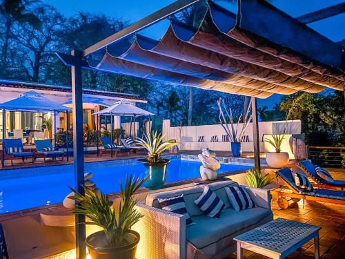 孔塔多拉Boutique Beachfront Hotel on Isla Contadora的带沙发和游泳池的天井