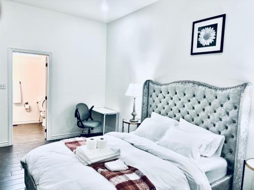 伦敦Lavida Luxury Room #1 in London的卧室配有白色的床和软垫床头板