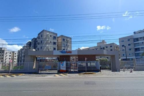 阿拉卡茹Apartamento Clube 3/4 com Ar-condicionado的城市中一座带蓝色围栏的建筑