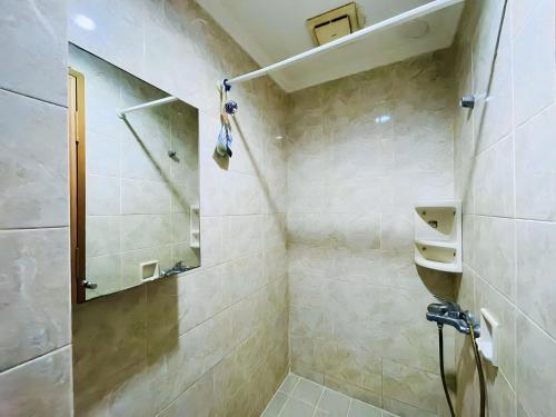 万隆Gorgeous Room at Galeri Ciumbuleuit 1 with Stunning View的带淋浴和盥洗盆的浴室