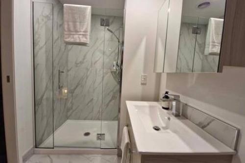基督城Lovely Brand New Home 26的带淋浴和盥洗盆的白色浴室