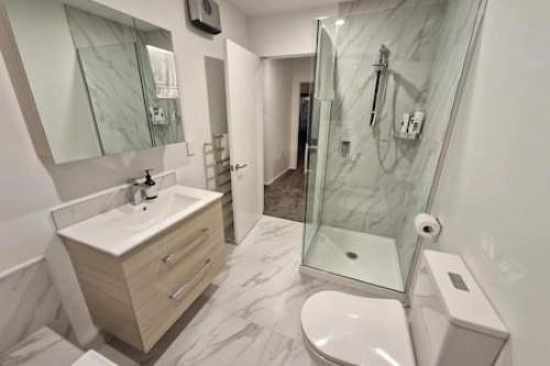 基督城Lovely Brand New Home 26的带淋浴、卫生间和盥洗盆的浴室