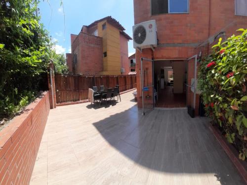 圣菲德安蒂奥基亚Querido Palmar的一座铺有木地板的户外庭院和一座建筑