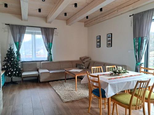 RepišteU Hanky pod Hrbkom的客厅配有沙发和桌子