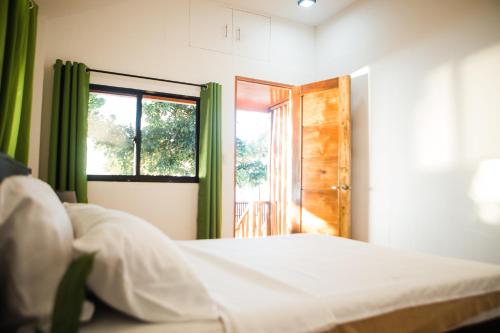 苏里高Nana's Beach Surigao的一间卧室设有一张床和一个窗口