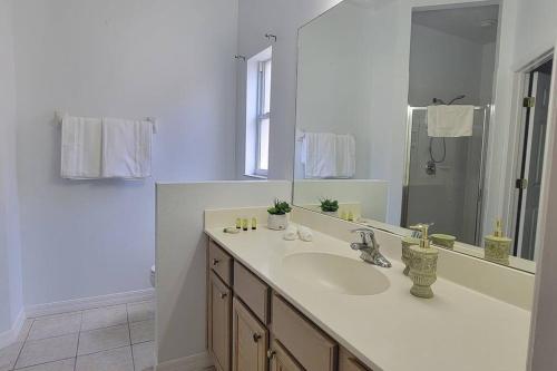 基西米Beautiful, home in a gated community的一间带水槽和大镜子的浴室