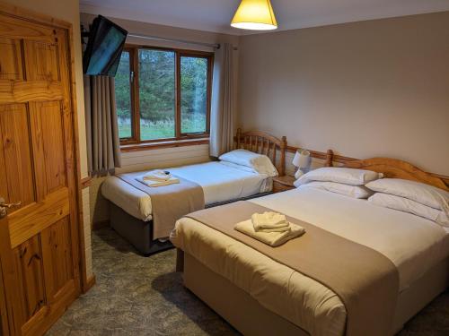 PidleyLakeside Lodge的酒店客房设有两张床和电视。