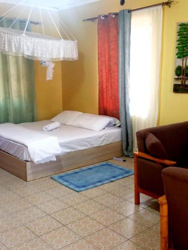 基苏木Motema AirBnB的一间卧室设有床、窗户和沙发
