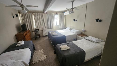 蒂格雷Hotel Agustin Garcia的酒店客房设有两张床和电视。