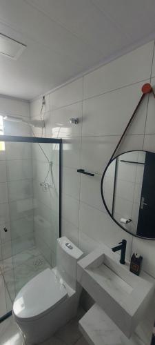 佩尼亚Casa Couto的白色的浴室设有卫生间和镜子