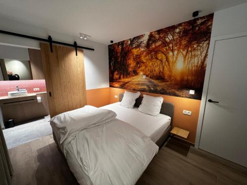 布雷Vakantievilla Eetseveld的一间卧室配有一张壁画床