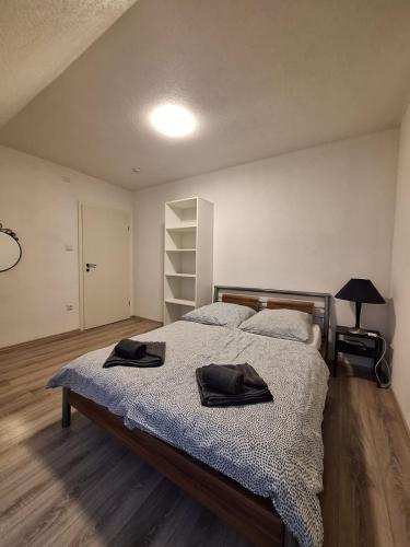 杜伊斯堡Zwei Zimmer Wohnung的一间卧室配有一张带两张黑色毛巾的床