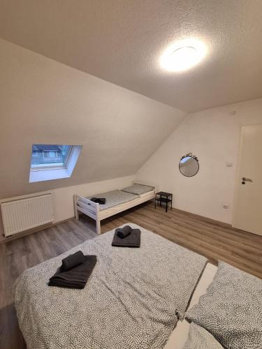 杜伊斯堡Zwei Zimmer Wohnung的一间卧室设有两张床和窗户。