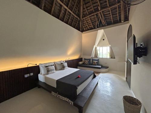 吉汶瓦Kuwa Zanzibar的一间卧室设有一张大床和一个窗户。