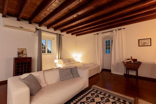 VárzeaWelcomeBuddy - Traumgarten Rustic House (Sunset)的客厅配有白色的沙发和床。