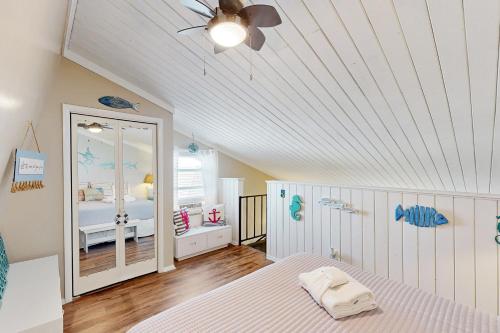 埃迪斯托艾兰Driftwood Villa - 267的一间卧室设有一张床和天花板