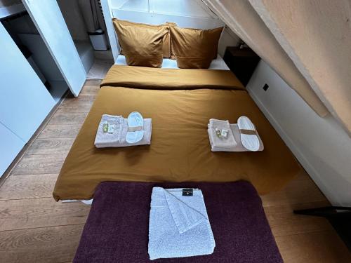 巴黎Marais Rooftop Studio - Metro Filles du Calvaire的一间卧室配有带毛巾的床
