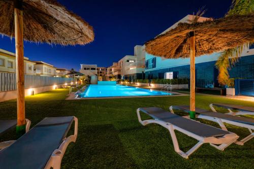弗拉门卡海滩Playa Flamenca - Turquesa del Mar - great sea view!的夜间带游泳池的别墅