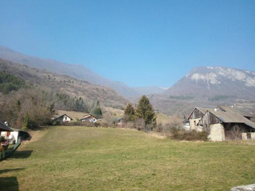 Saint-Jean-de-la-PorteLe St Jean Bis的一片有房子的田野和山地