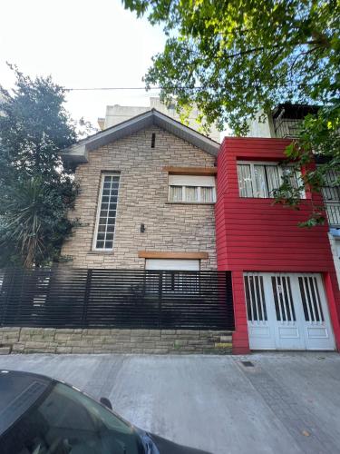 马德普拉塔Habitaciones Garay 3100的红色的房子