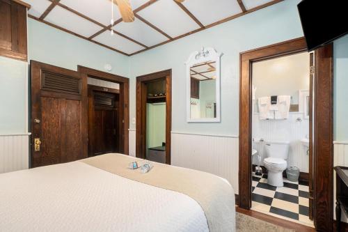 南黑文Historic Hotel Nichols的一间卧室配有一张床,浴室设有卫生间