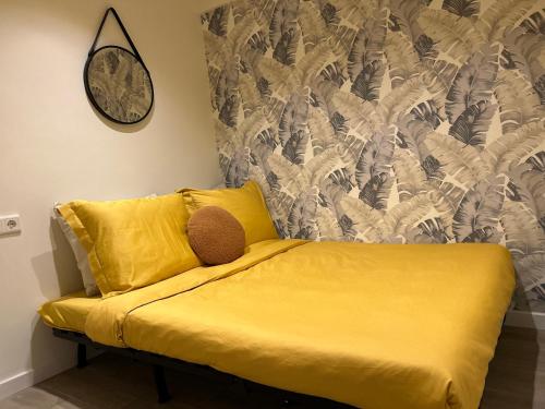 赞德沃特Lovely tiny house的墙上挂着时钟的黄色沙发