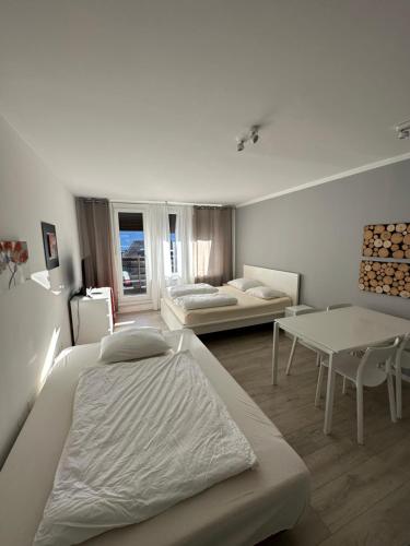 博维茨卡尼恩斯卡沃什公寓式酒店的白色的客房配有两张床和一张桌子