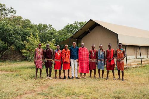 Mara SimbaOlimba Mara Camp的一群人站在帐篷前