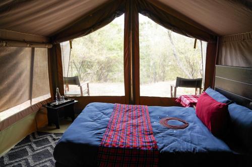 Mara SimbaOlimba Mara Camp的帐篷内一间卧室,配有一张床