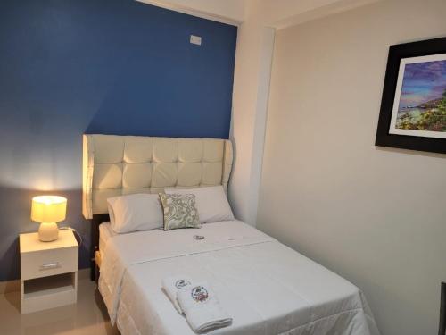 皮斯科CASA MARIA的一间小卧室,配有一张蓝色墙壁的床