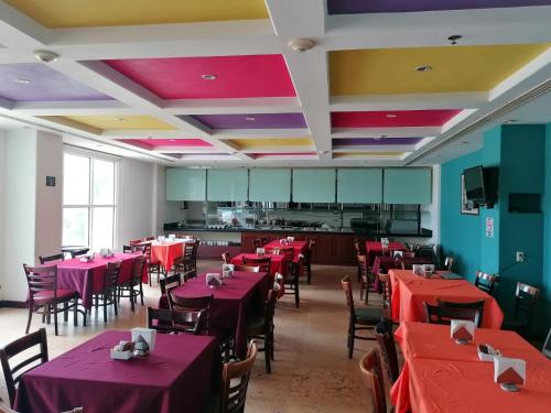 巴耶斯城华斯特卡塞拉酒店的一间带红色桌椅的餐厅和一间厨房