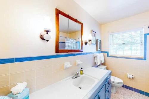 克利尔沃特Private 3 bedroom waterfront Villa with pool的一间带水槽、镜子和卫生间的浴室