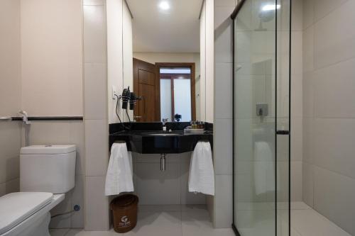 托鲁斯Vila Galé Resort Touros - All Inclusive的一间带水槽、卫生间和淋浴的浴室