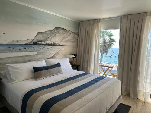塔尔塔尔Nolana hotel的一间卧室配有一张床,享有海滩美景