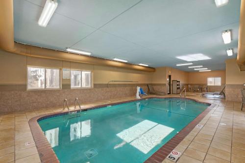 阿尔图纳阿尔图纳贝斯特韦斯特PLUS酒店的在酒店房间的一个大型游泳池