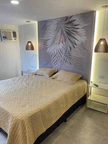 特尔马斯德里奥翁多Florencia的一间卧室配有一张大床和两个枕头