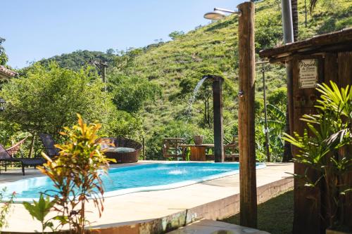 萨纳Peniel do Sana Guest House的一座山地游泳池