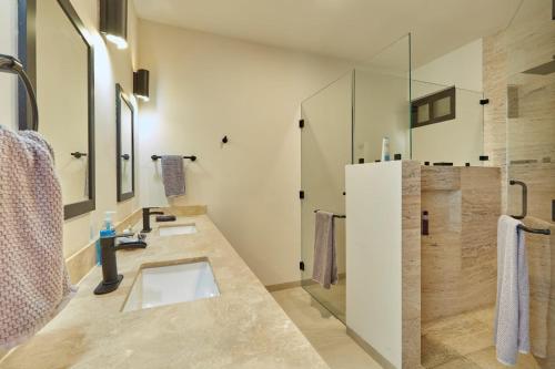 卡波圣卢卡斯Casa El Ocaso的一间带两个盥洗盆和淋浴的浴室