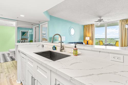 基韦斯特Sunrise Suites Barbados Suite #204的厨房配有水槽和台面
